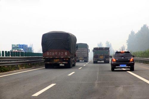 前三季度公路货运量同比增长14.9%