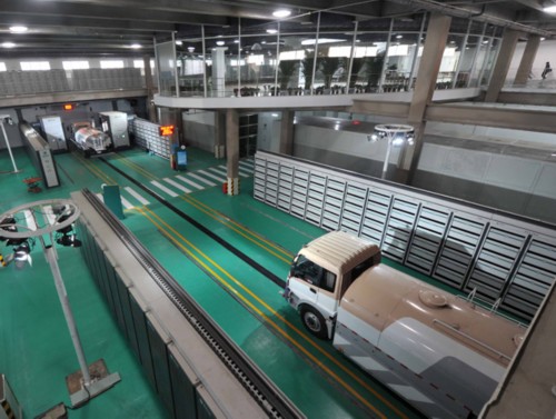 探秘国内最大电动汽车充换电站(组图)