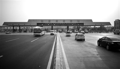 国务院：收费路假日免费限七座以下客车