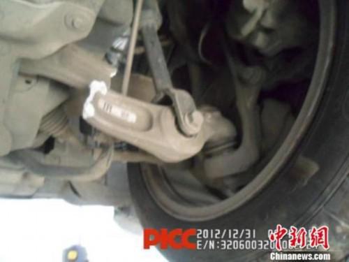 宝马轿车撞掉车轮安全气囊未开车主质疑质量