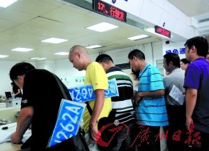 上牌耗时长车辆积压多 车商急租停车场