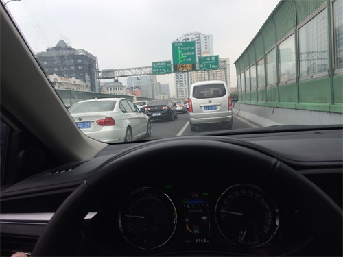 油表黄灯亮了，雷凌双擎居然至少还能跑150km