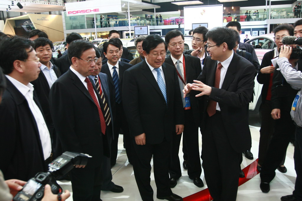 科技部部长万钢参观奇瑞汽车展区
