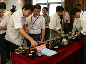 高峰论坛现场展示台