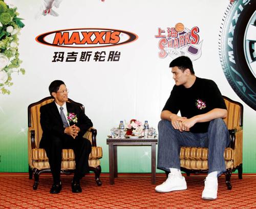 姚明参加“2010玛吉斯轮胎环保大行动”活动