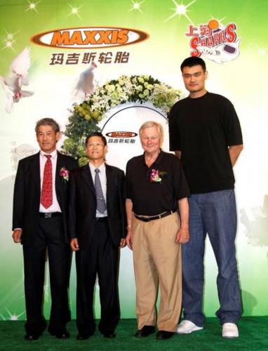 姚明参加“2010玛吉斯轮胎环保大行动”活动