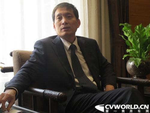 定位中高端 重汽首款长头卡车“威泺”解析