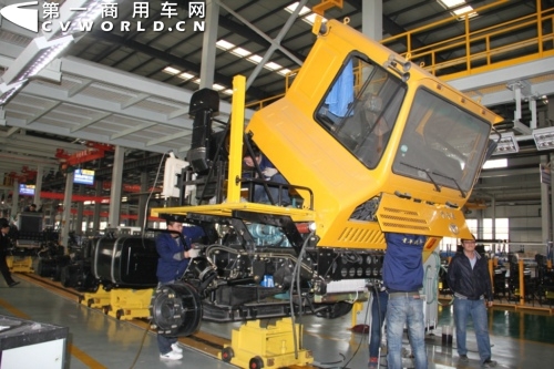 先攻矿用 青年曼要借石嘴山基地打卡车翻身仗