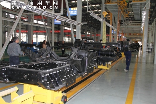 先攻矿用 青年曼要借石嘴山基地打卡车翻身仗