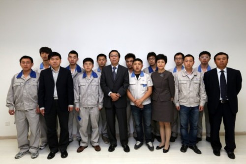 大众中国向四川省政府转交雅安地震捐款